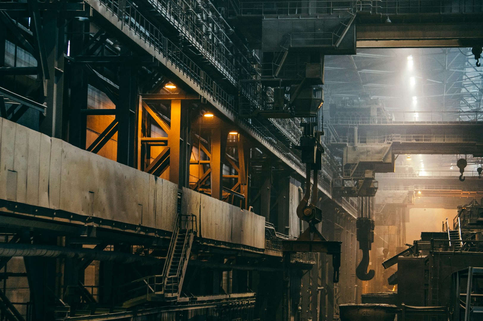 En stor industriell byggnad med metallpelare och kranar